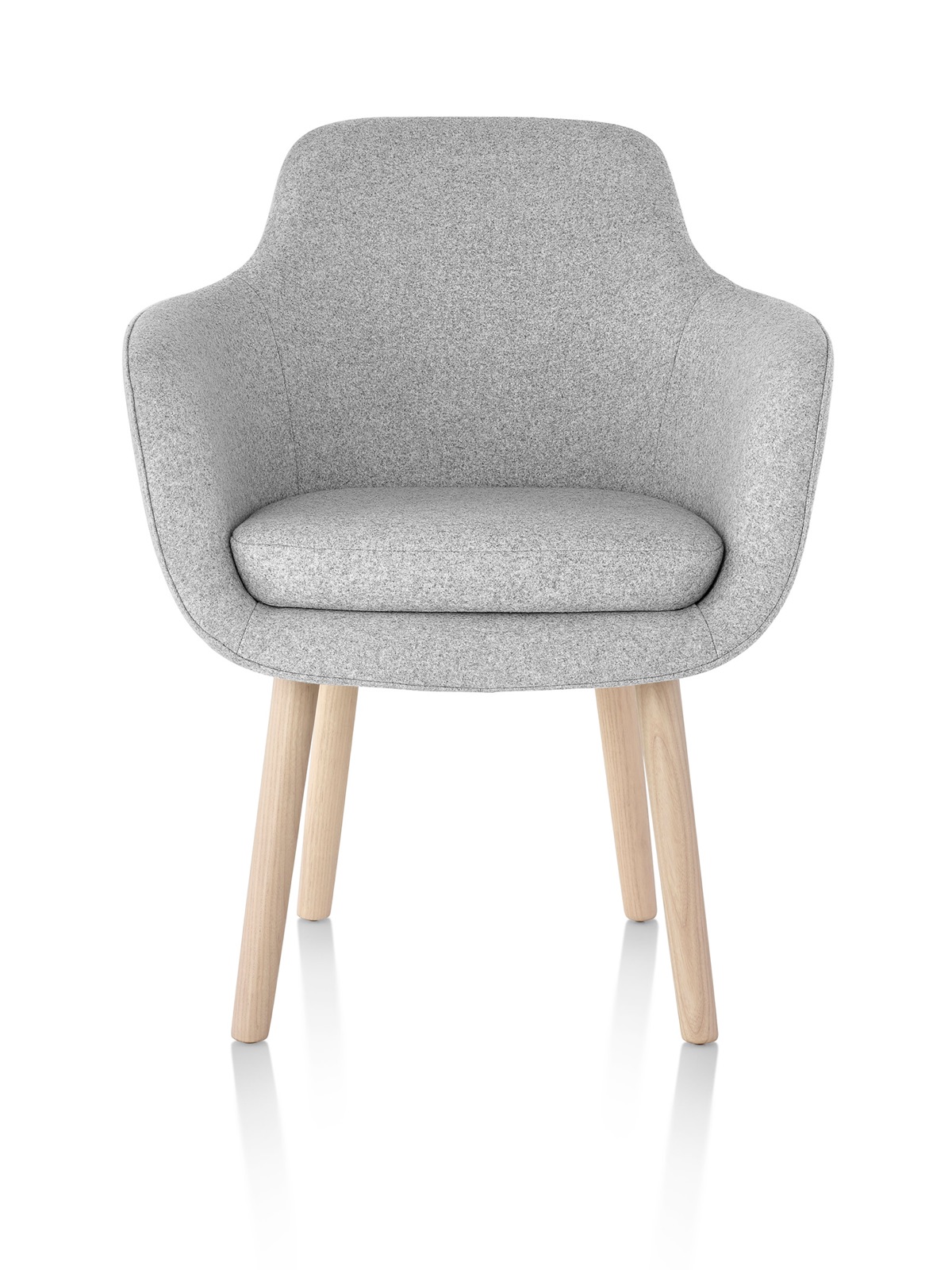 Une chaise Saiba Side Chair gris clair, avec un siège baquet rembourré et des jambes en bois, vu de l'avant.